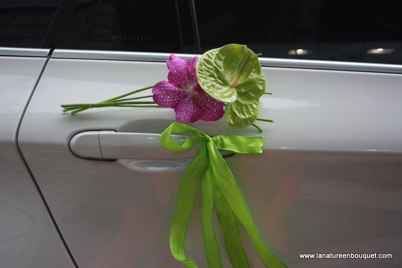Portière de voiture décoré avec des fleurs à Elbeuf