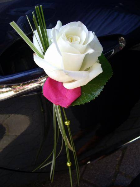 Portière de voiture décoré avec des fleurs à Elbeuf
