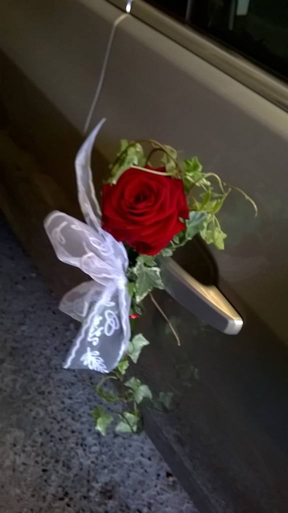 Portière de voiture décoré avec des fleurs à Elbeuf